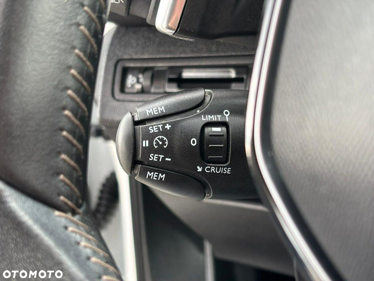 Peugeot 3008 1.2 PureTech Active S&S EAT6 - 19