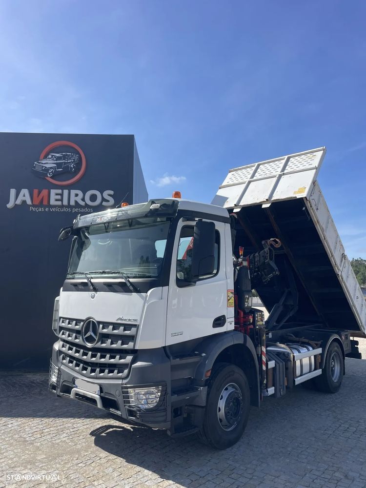 Mercedes Benz Arocs 1833 - Basculante C/ Grua - 1