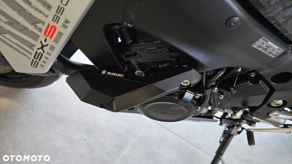 Suzuki GSX - 17