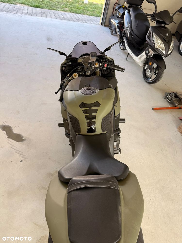 Yamaha R1 - 6