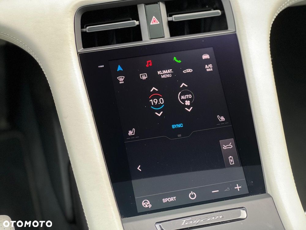Porsche Taycan - 32