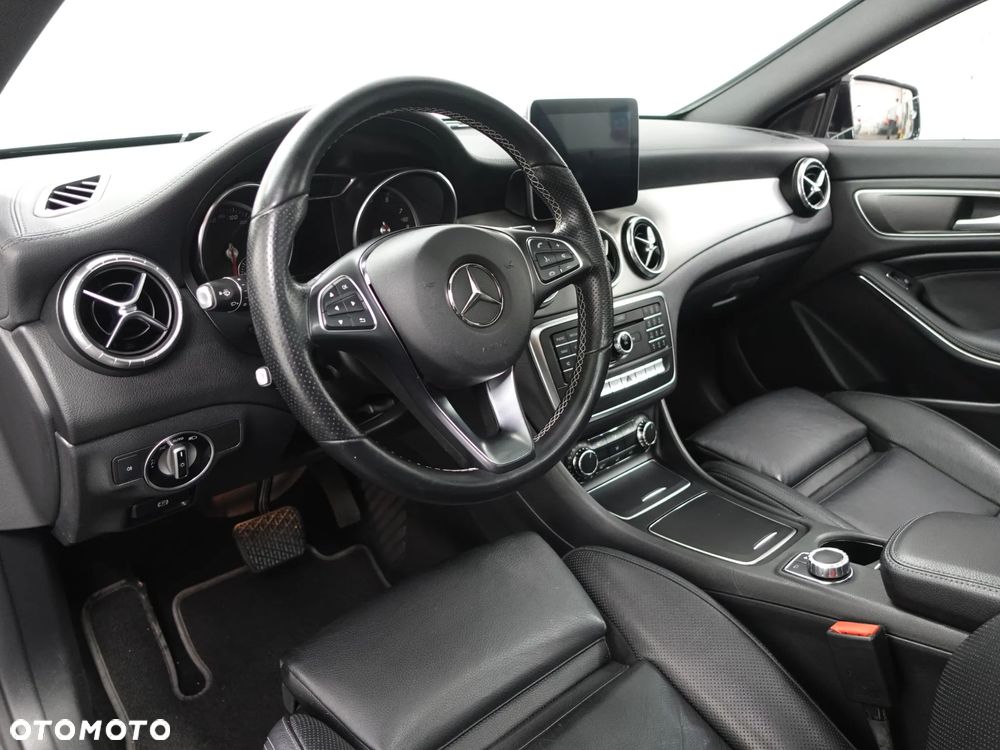 Mercedes-Benz CLA 180 7G-DCT - 20
