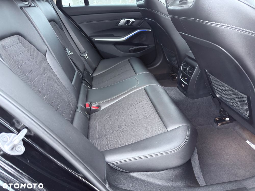 BMW Seria 3 320d Edition M Sport Shadow - 28