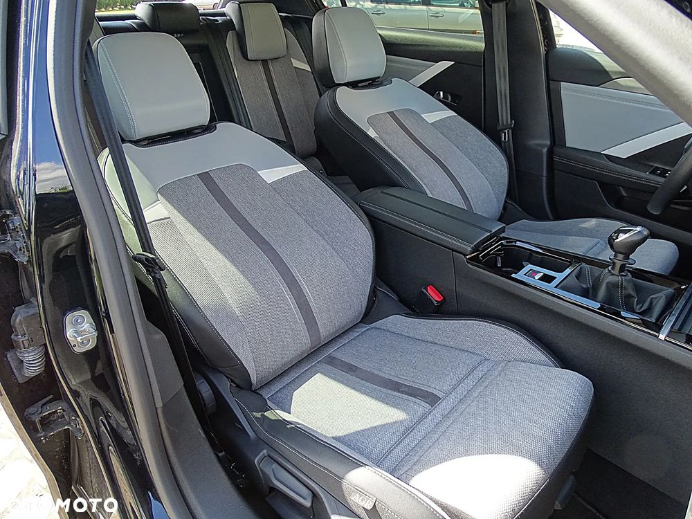 Opel Astra 1.2 Turbo GS - 36