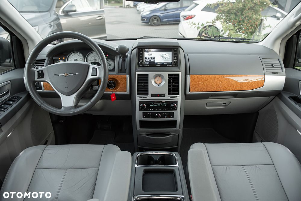 Chrysler Town & Country - 6