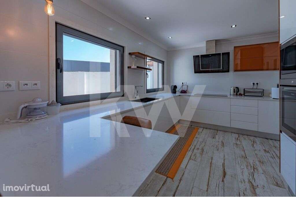 Moradia T5+3 de arquitetura contemporânea renovada num Lote de 650 m2 - Grande imagem: 5/53