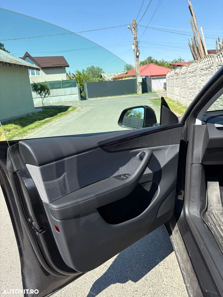 Tesla Model Y - 5