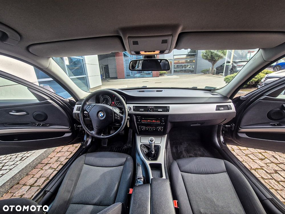 BMW Seria 3 320i - 24