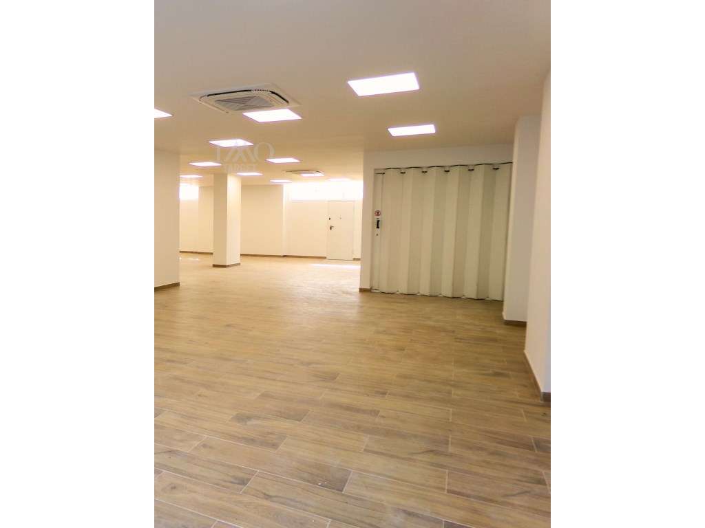 Espaço comercial com 586m² em Benfica - Grande imagem: 3/16