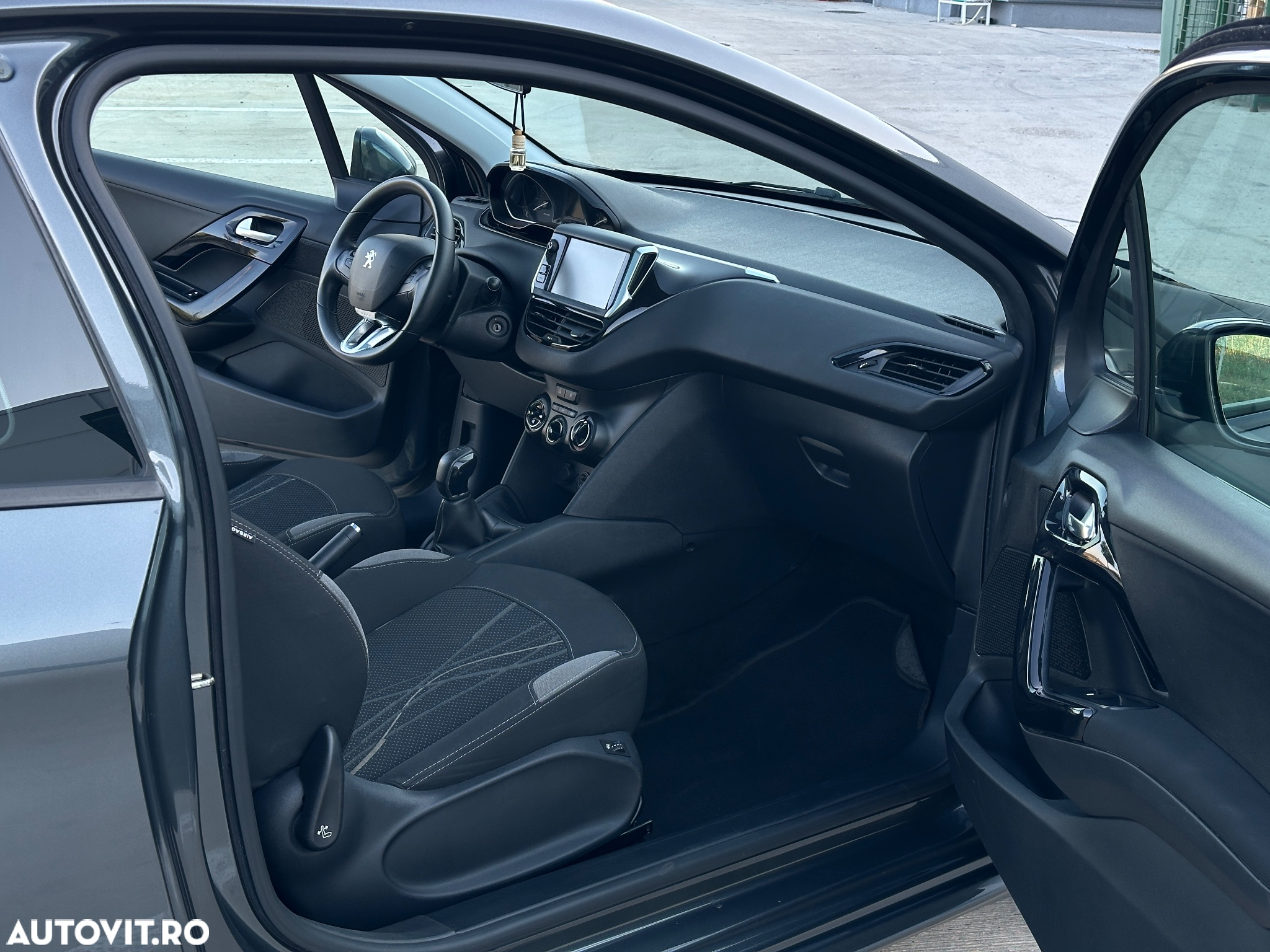 Peugeot 208 - 13