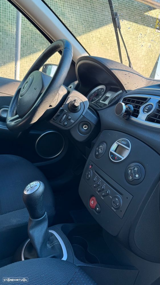 Renault Clio 1.2 16V Confort - 16