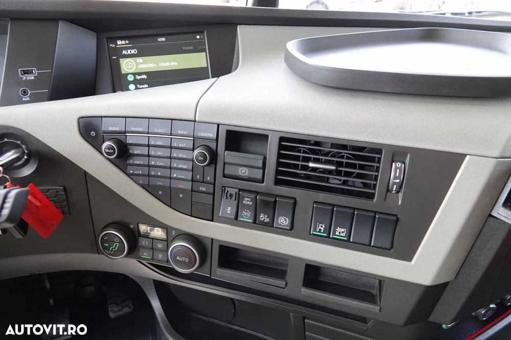Volvo FH 500 / CABĂ JOSĂ / DUPĂ CONTRACTUL DE SERVICE GOLDEN / PNEURI 100% - 29