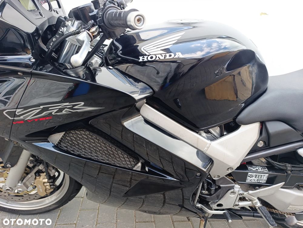 Honda VFR - 13