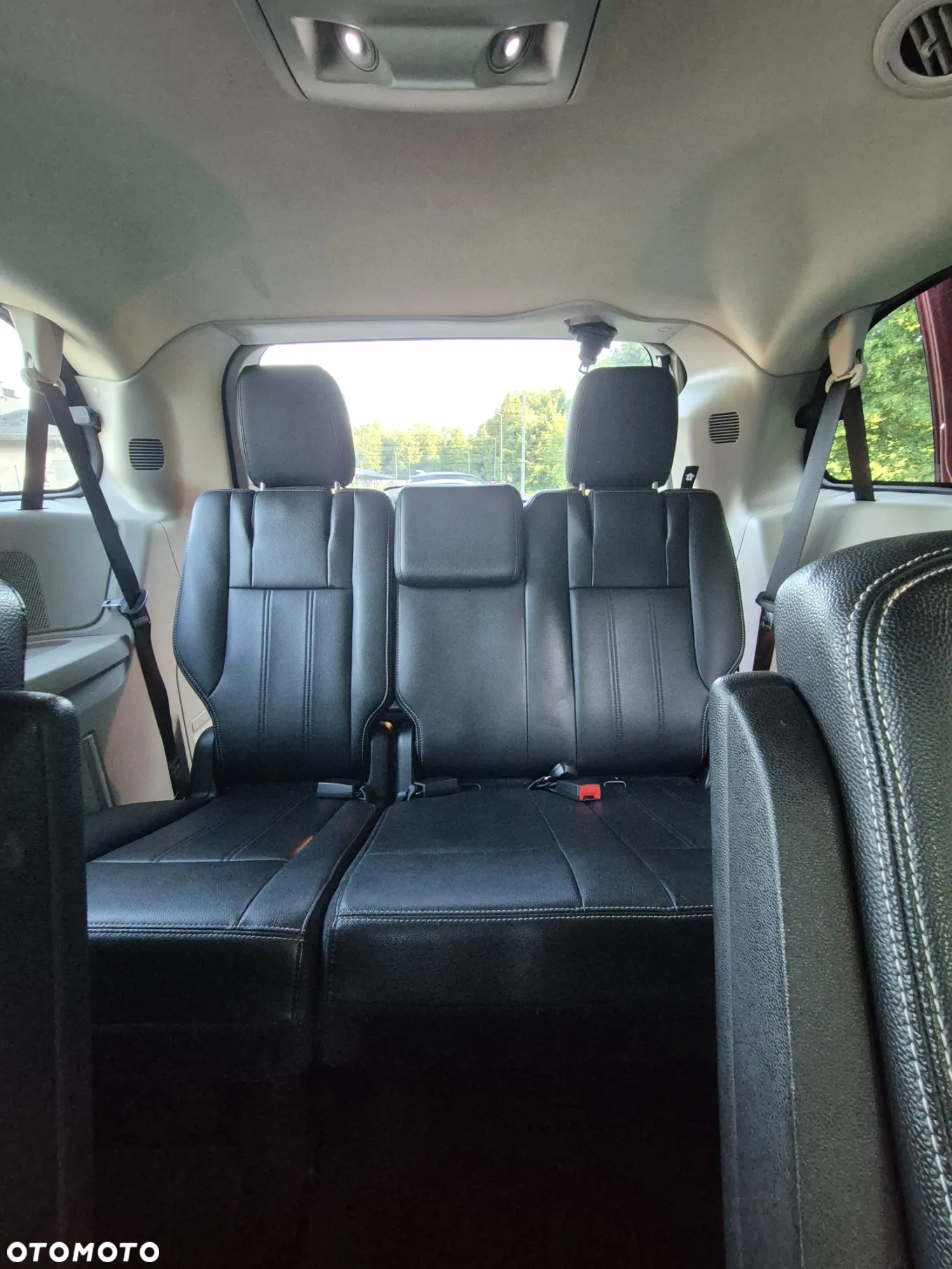 Chrysler Town & Country - 10