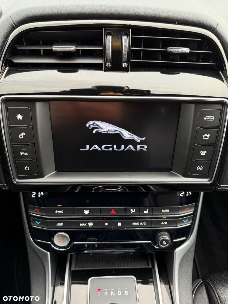 Jaguar XE 20d AWD R-Sport - 26