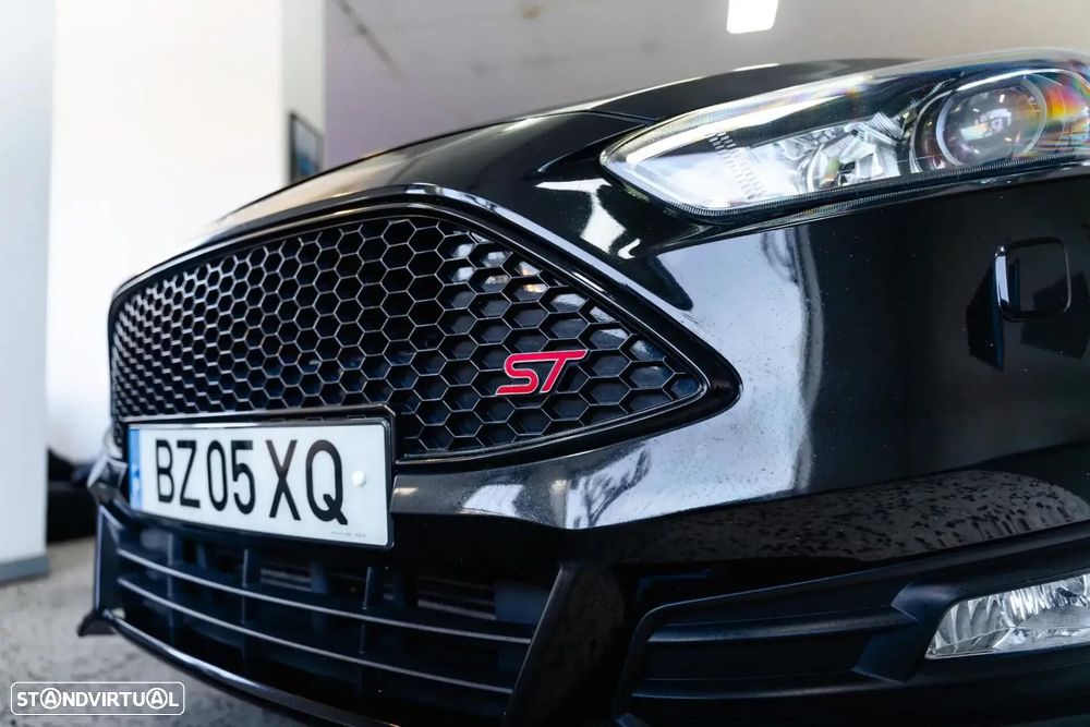 Ford Focus 2.0 EcoBoost ST c/ Pack Pele Desportiva - 9