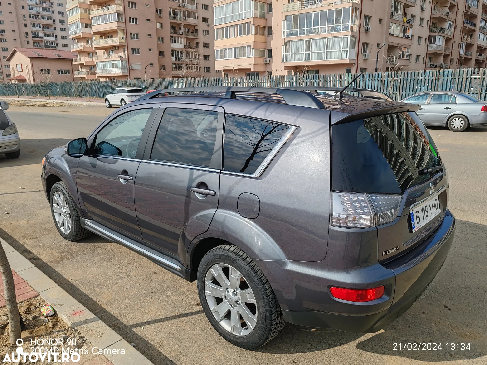 Mitsubishi Outlander - 2