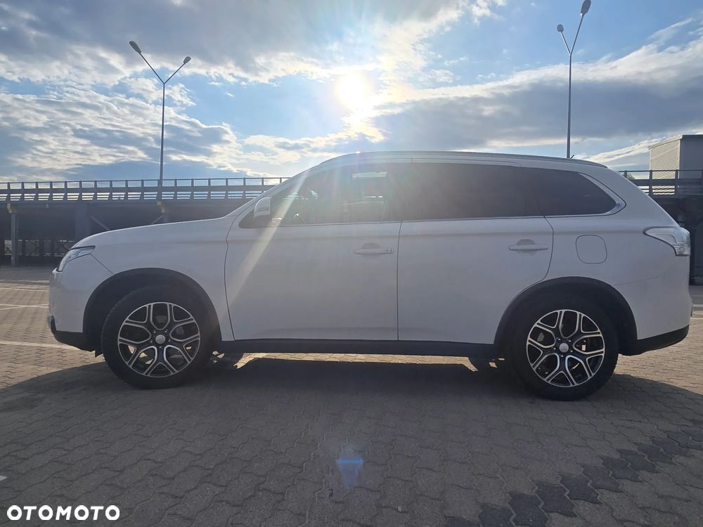 Mitsubishi Outlander 2.0 Instyle Navi 4WD CVT - 2