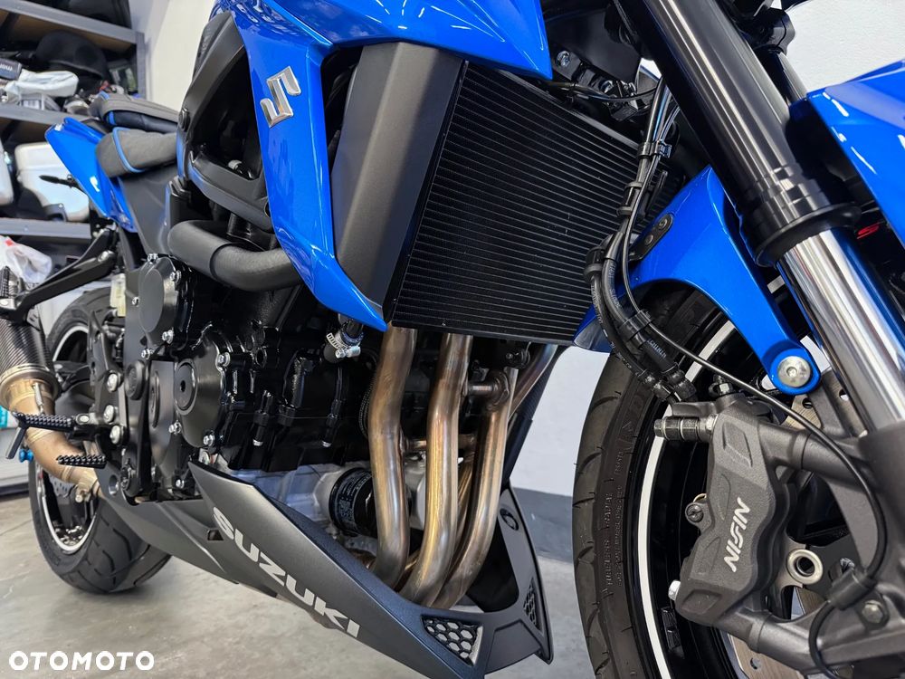 Suzuki GSX - 17