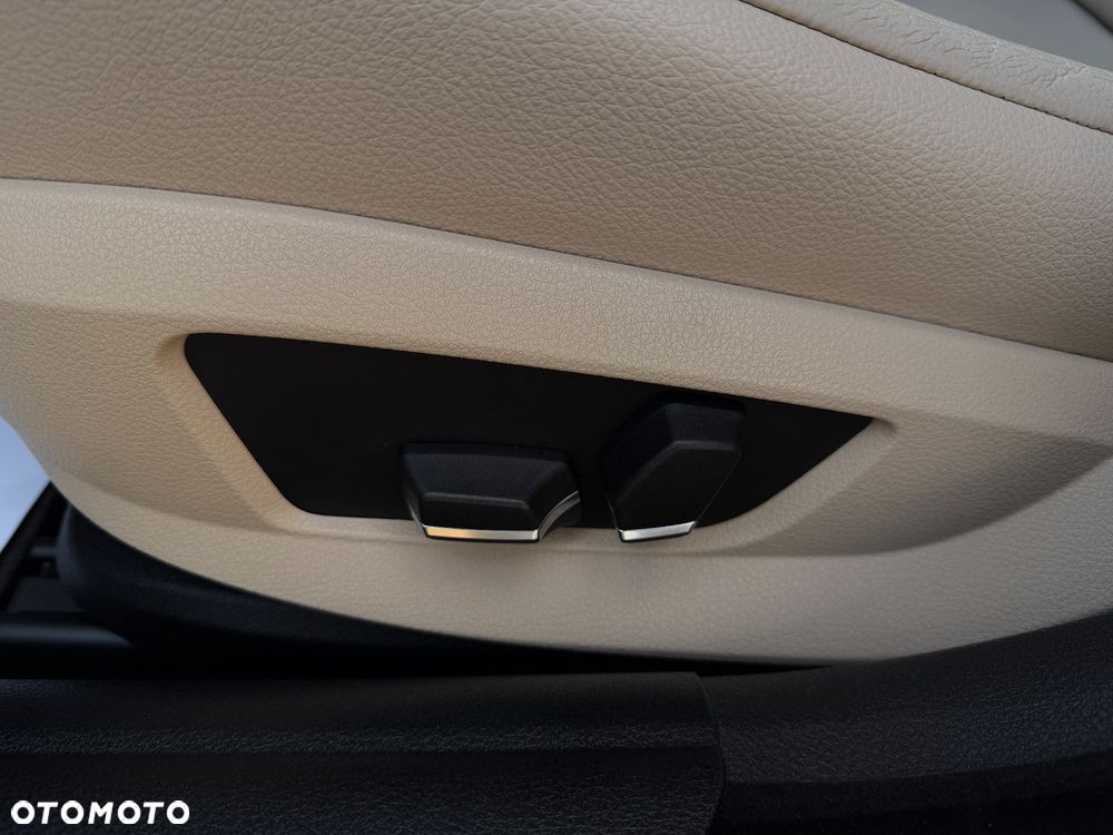 BMW Seria 5 528i xDrive Sport-Aut Luxury Line - 31