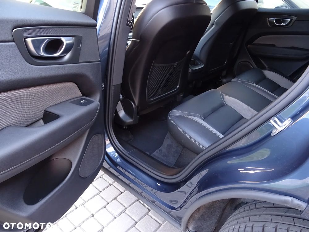 Volvo XC 60 B5 B AWD Plus Black Edition - 20