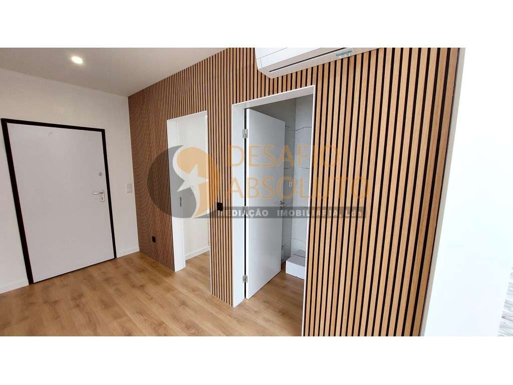 Moradia Geminada T4 c/ Piscina. Fernão Ferro - Grande imagem: 4/17