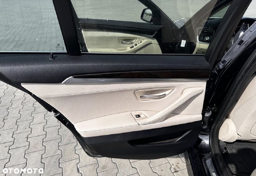 BMW Seria 5 520d xDrive - 16
