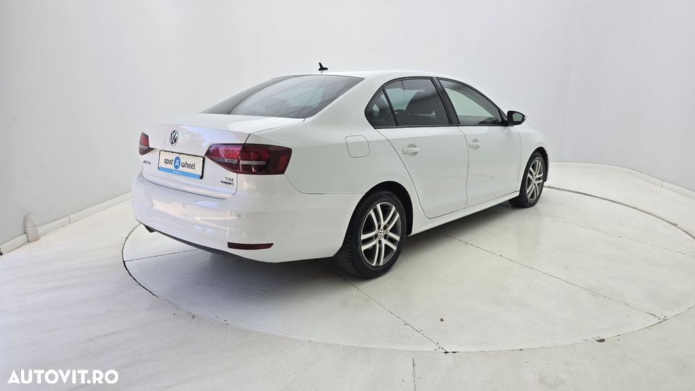 Volkswagen Jetta 2.0 TDI Highline - 7