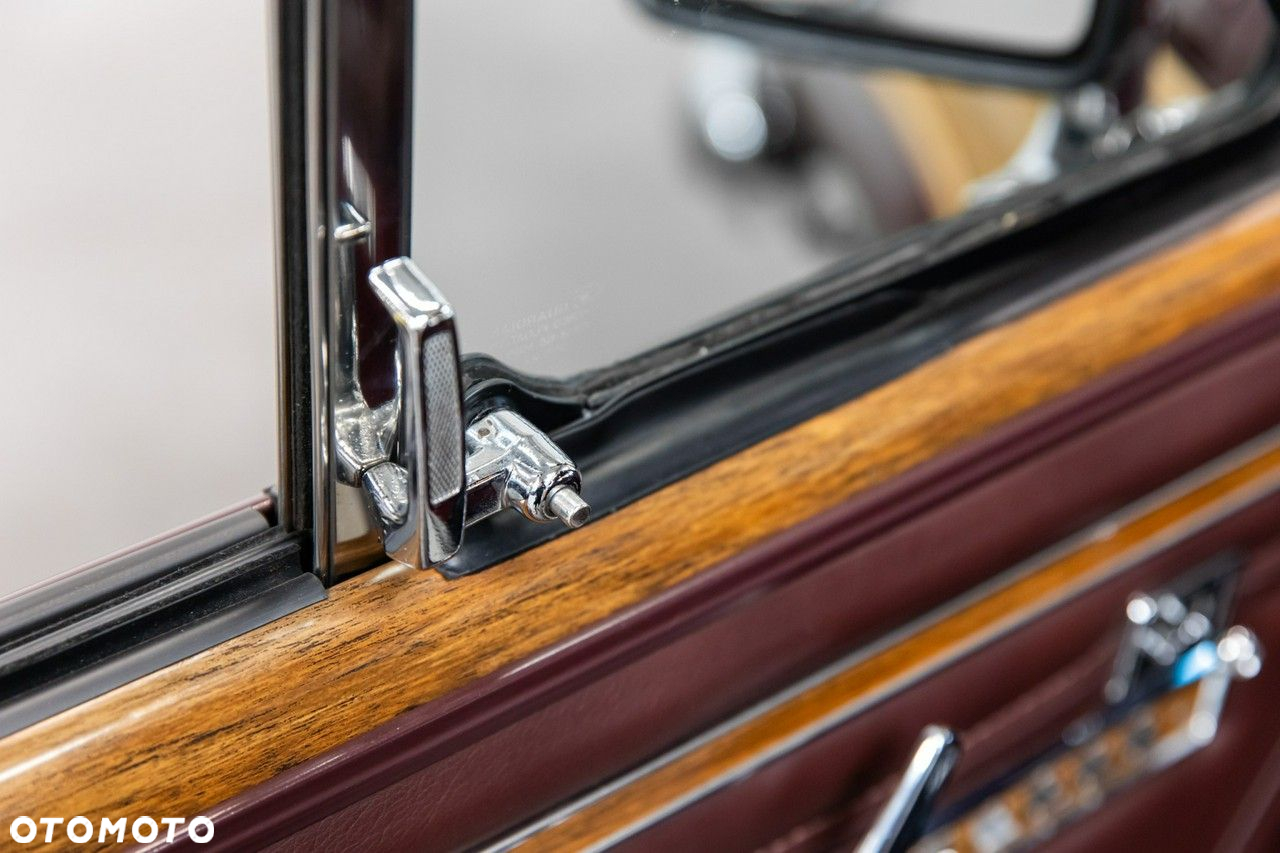 Jeep Wagoneer - 40