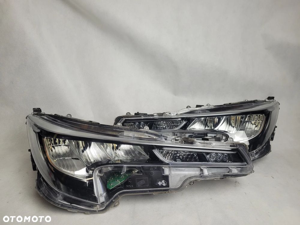 TOYOTA COROLLA E21-LAMPA PRZEDNIA PRZÓD - 1