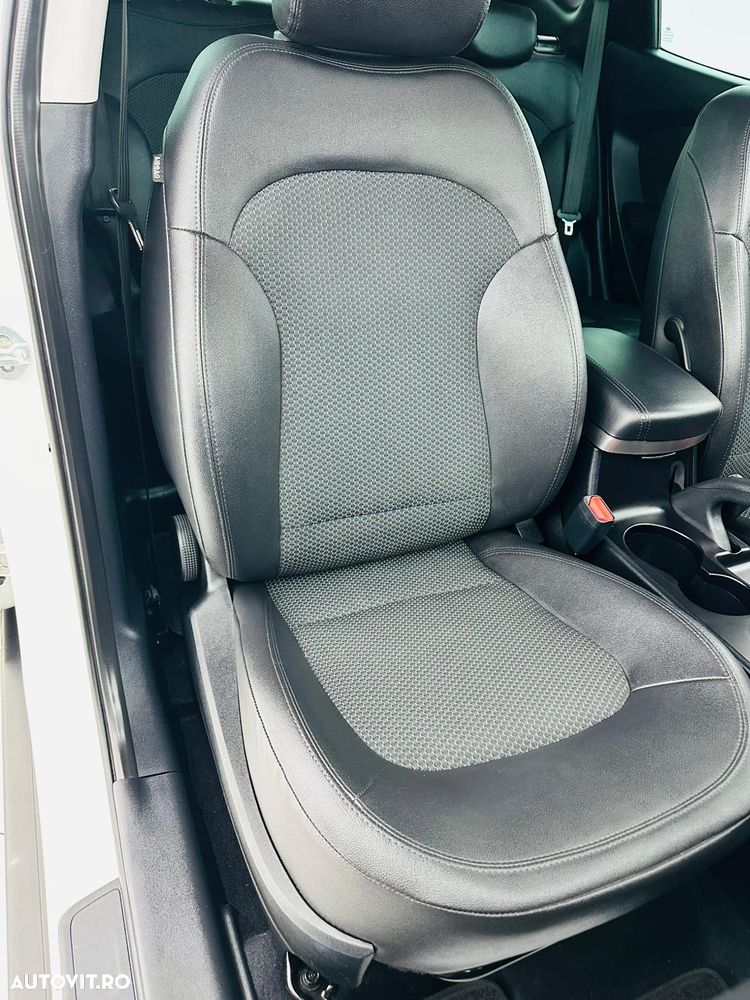 Hyundai ix35 1.7 CRDI 2WD blue Finale Gold - 18