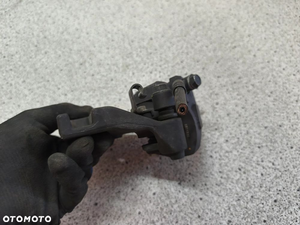 Zacisk hamulcowy tylny, klocki hamulcowe tył, jarzmo Kawasaki Z900 Z 900 2022 - 7