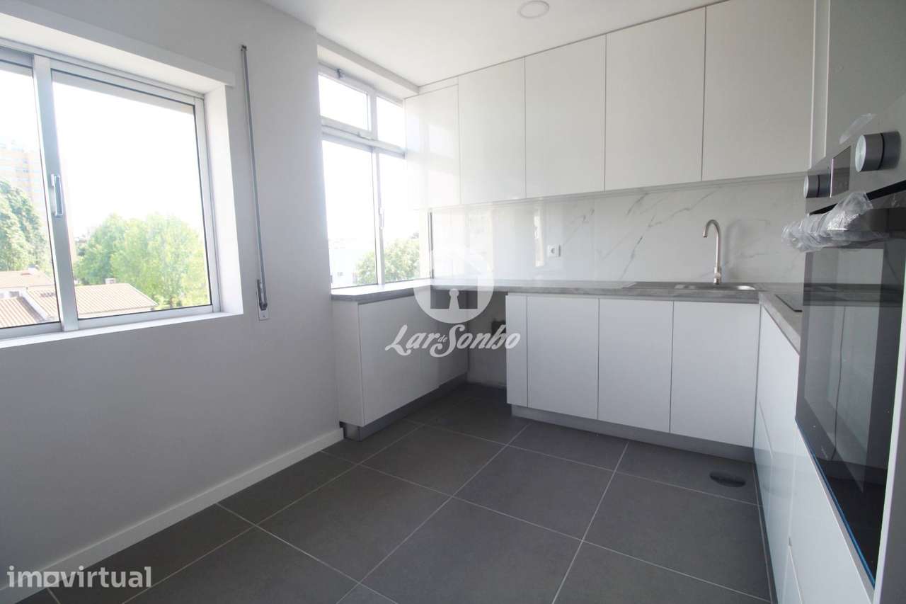 Apartamento T2, remodelado, localizado na prestigiada Urbanização N... - Grande imagem: 2/25