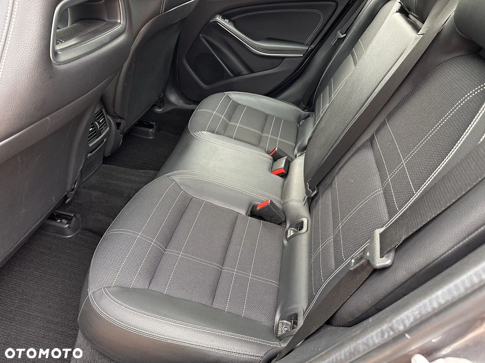 Mercedes-Benz GLA 200 7G-DCT - 16