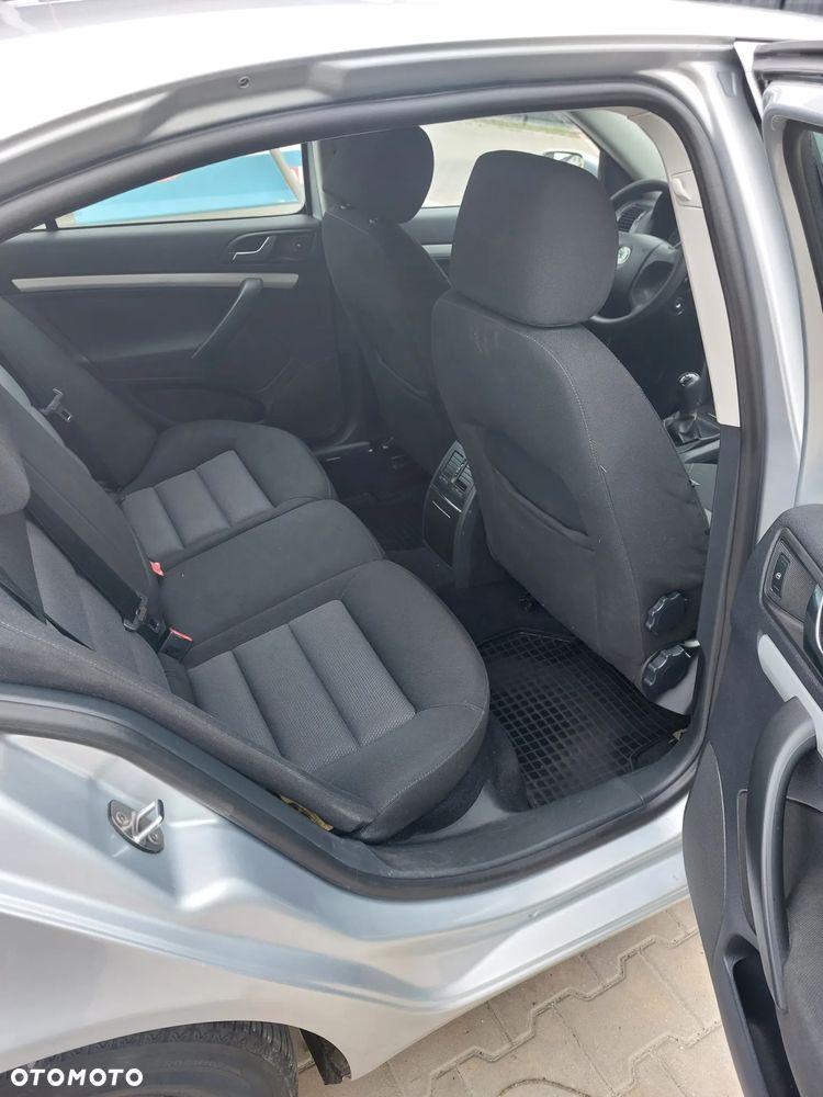 Skoda Octavia 1.6 Ambiente - 8