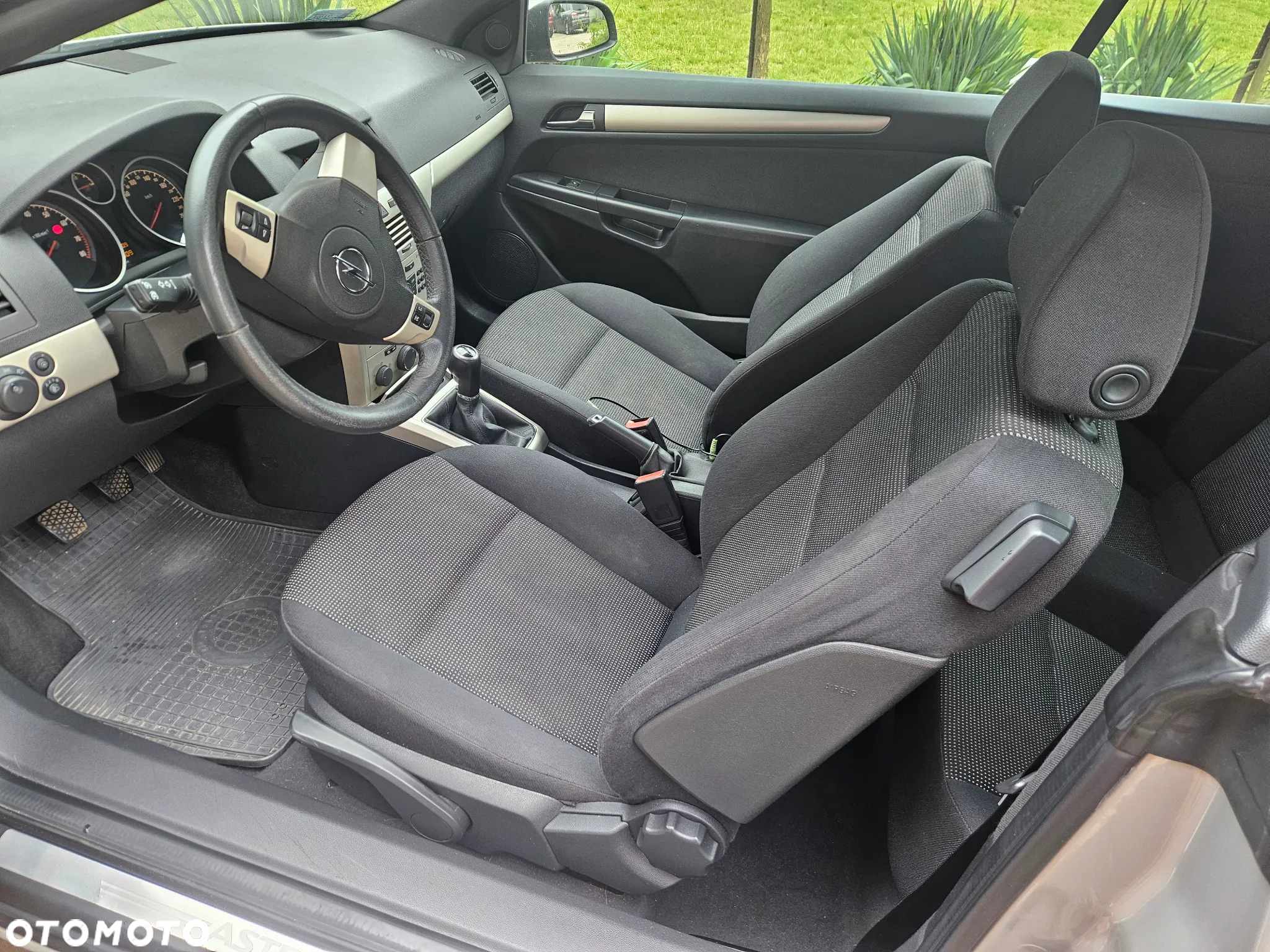 Opel Astra GTC 1.6 - 10