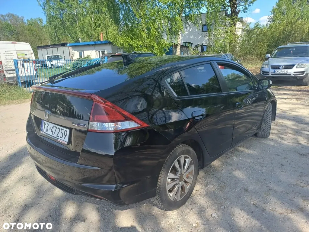 Toyota Prius (Hybrid) - 4
