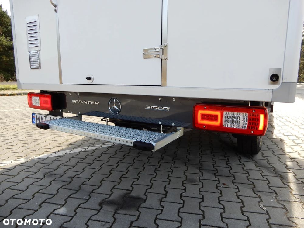 Mercedes-Benz Sprinter 319 CDI V6 3.0 CDI 190 KM Automat 7G-Tronic Auto-Sklep Food Truck Bar Smażalnia Izoterma Chłodnia Mrożnia Agregat Thermo King Zasilany Na Postoju V230 STAN NOWY JEDYNY TAKI POLECAM - 14