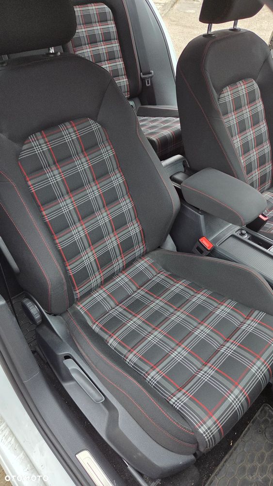 Volkswagen Golf - 18