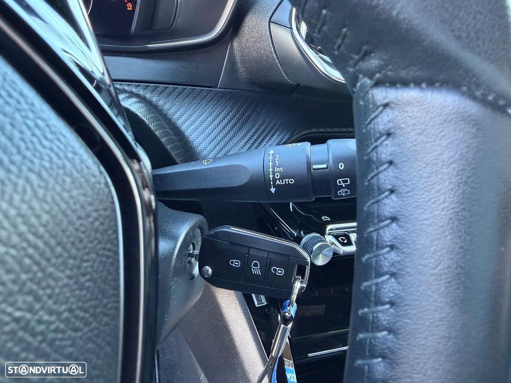 Peugeot 2008 1.2 PureTech Allure - 20