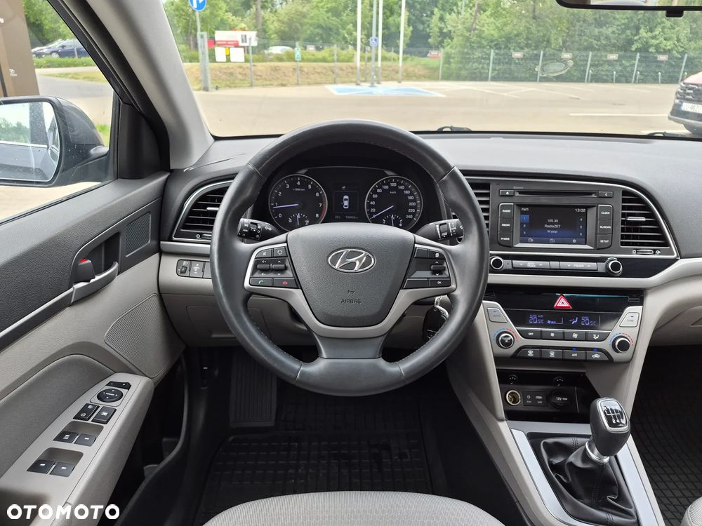 Hyundai Elantra 1.6 Comfort - 11