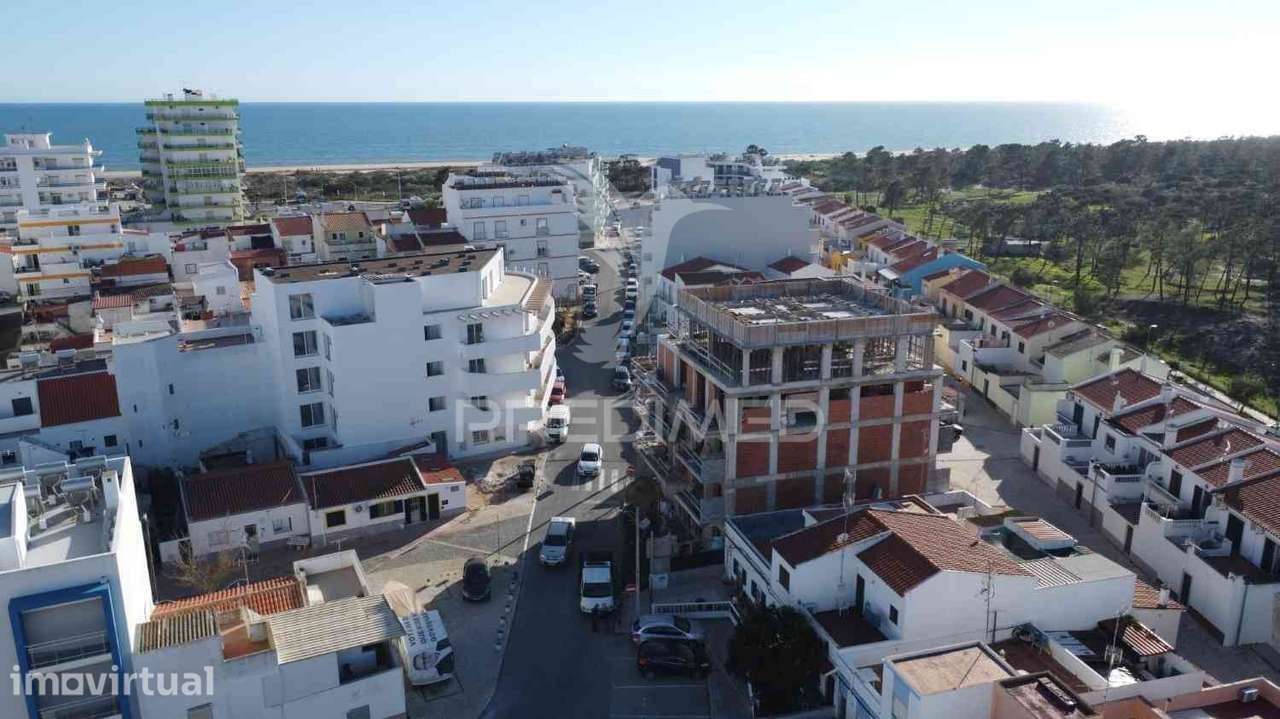Duplex T3 com vista mar em Monte Gordo, a 250 mts da praia - Grande imagem: 2/14