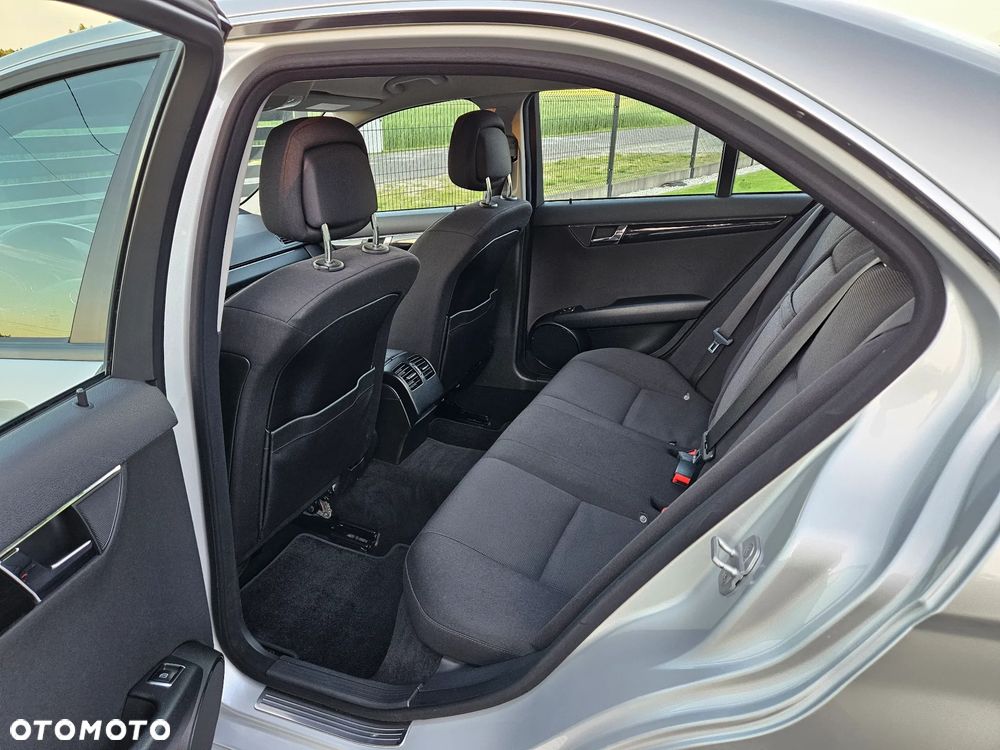 Mercedes-Benz Klasa C 200 CGI BlueEFFICIENCY Elegance - 15