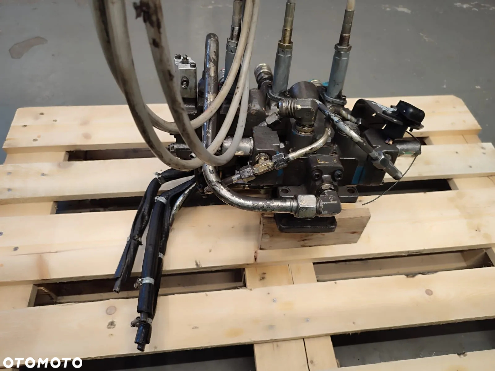 Rozdzielacz hydrauliczny 227397 77000273 Renault 180.94 TZ - 8