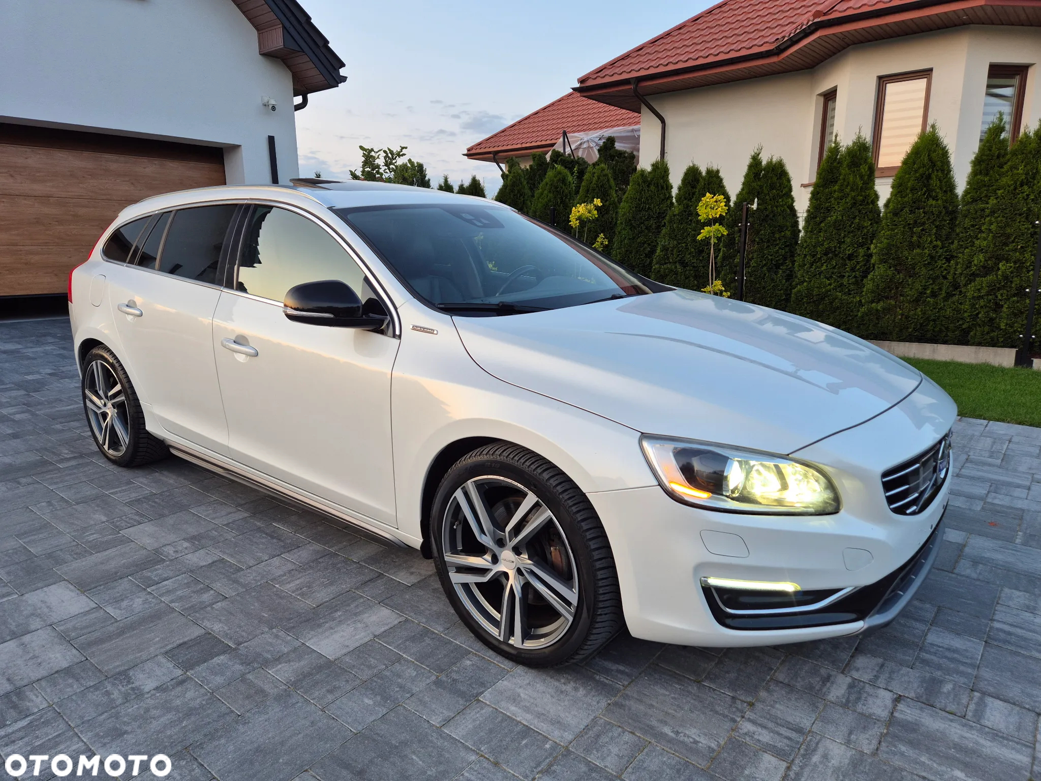 Volvo V60 D6 Plug-In-Hybrid AWD Geartronic Summum - 2