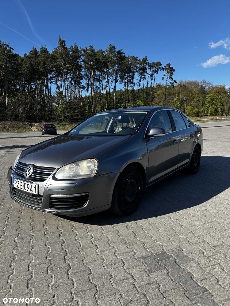 Volkswagen Jetta - 1