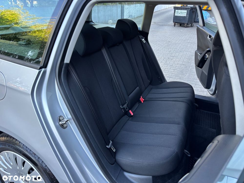 Volkswagen Passat 2.0 TDI Trendline DSG - 23