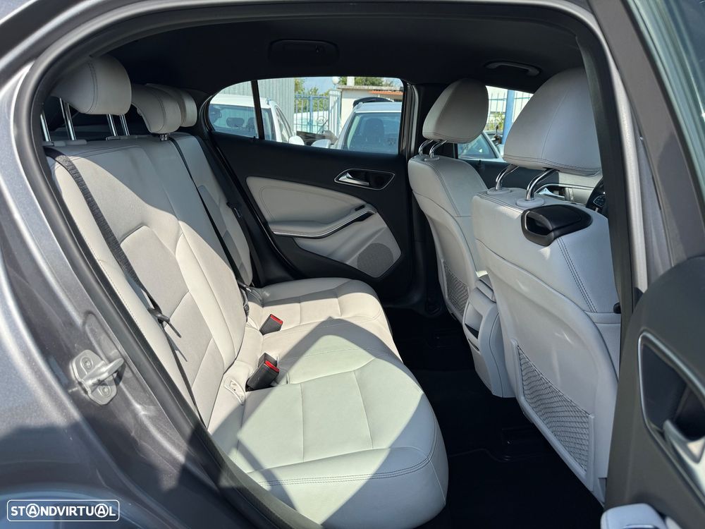 Mercedes-Benz GLA 180 d Urban - 35