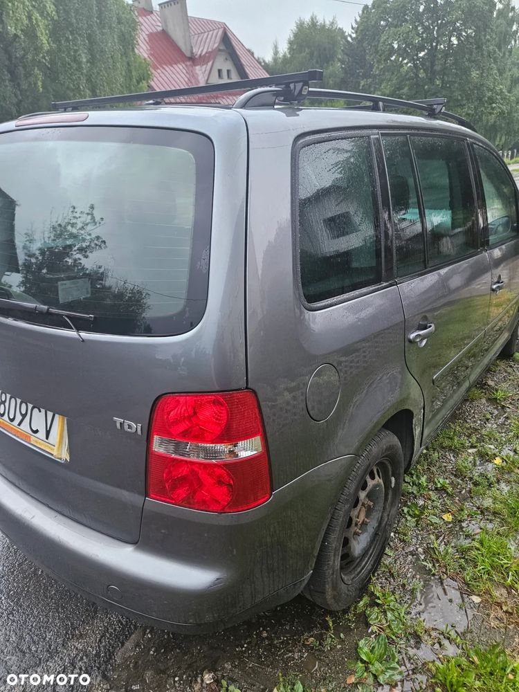 Volkswagen Touran - 4