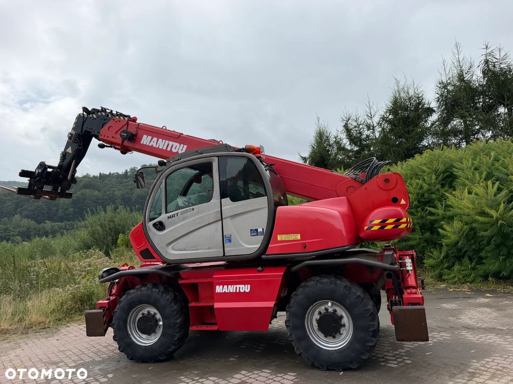 Manitou MRT2150+PRIVILEGE Ładowarka teleskopowa 4x4 ROTO 21metrów. 5 ton udźwig. Bez AdBLUE bez DPF. Maszyna jak Nowa z Norwegii 5300 mtg. 2015 rok. Obrót pełny. Zero luzów wycieków. Zadbana maszyna z Fermy Norweskiej. Silnik 160 Km. AUTEC zdalne sterowanie. Ani deka luzów czy wycieków. Opony jak Nowe. Pełny Oryginał. Niski przebieg. Stabilizatory. Zamki na tłokach. OKAZJA. Jest to model przystosowany do pracy z koszem. - 40
